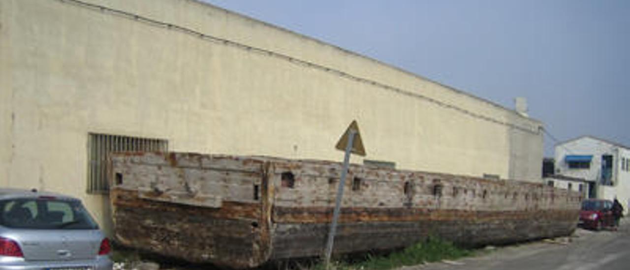 Aspecto de la «clotxinera» hace unos años, cuando permanecía abandonada junto a una nave industrial.
