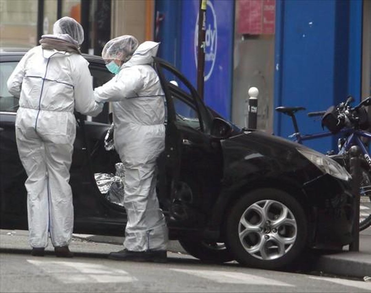 Experts de la policia examinen el cotxe utilitzat pels terroristes.