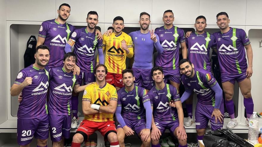 Los jugadores del Palma Futsal posan en el vestuario del Pabellón Anaitasuna tras su victoria