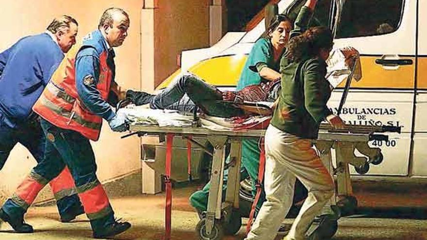 La víctima fue trasladada del centro de salud de O Carballiño al Complejo Hospitalario de Ourense debido a la gravedad de su estado.