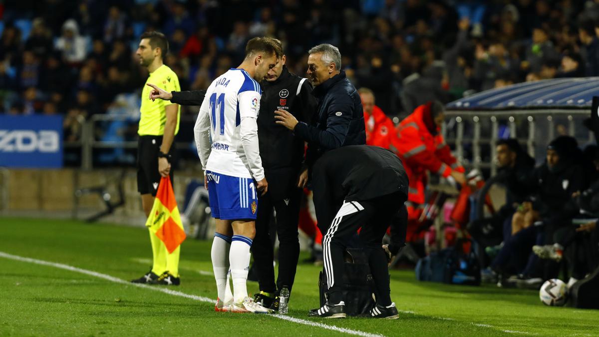 Fran Escribá da instrucciones a Vada en el partido ante el Málaga.