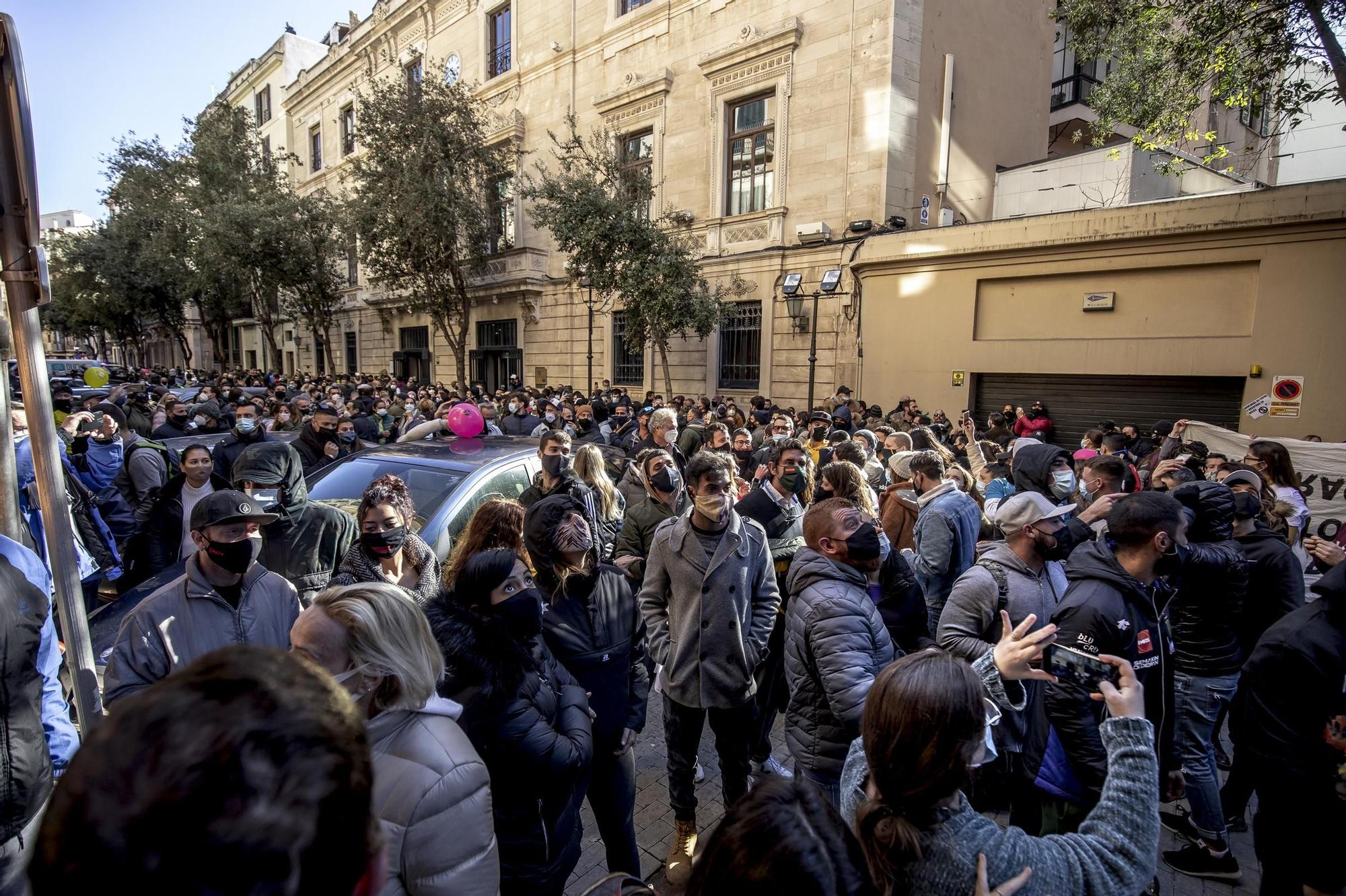 Un millar de restauradores cortan las Avenidas en su protesta ilegal por las restricciones