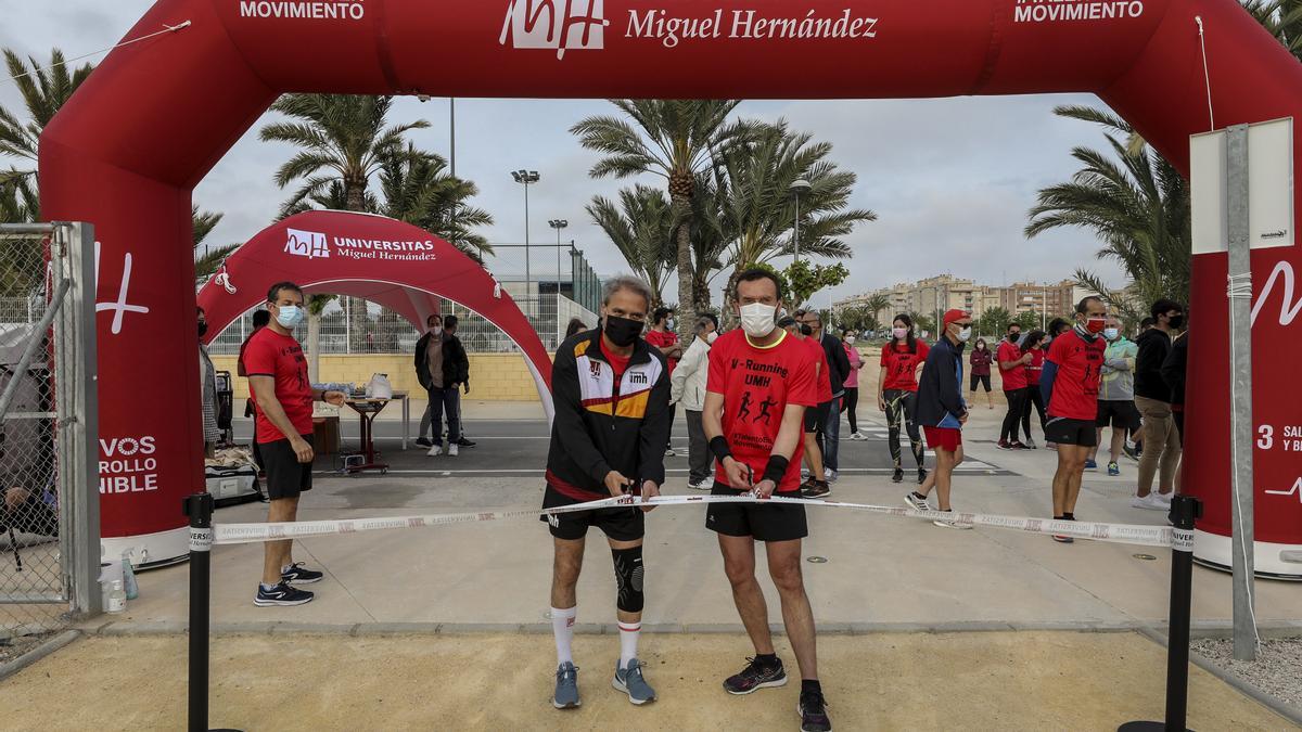 El alcalde de Elche y el rector de la UMH cortan la cinta inaugural del nuevo circuito de running