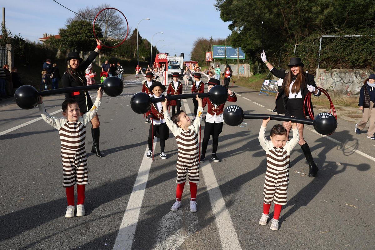 Los niños enriquecieron de forma «riquiña» el desfile.