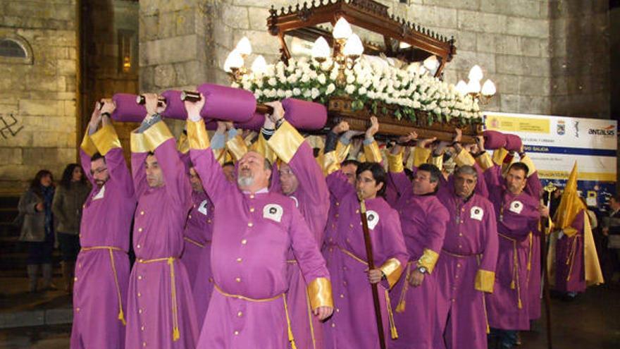 Momento del alzamiento de la imagen del Cristo Yacente al llegar al templo viejo.  // JS