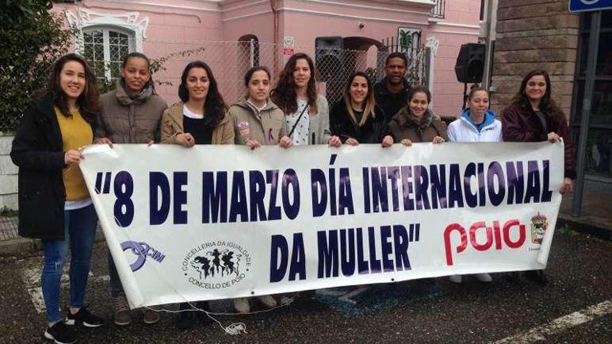 Las jugadoras del Pescamar en el acto feminista de Poio. // FdV