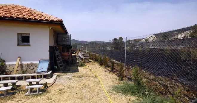 Un camionero salva su finca en Moros regando contra las llamas