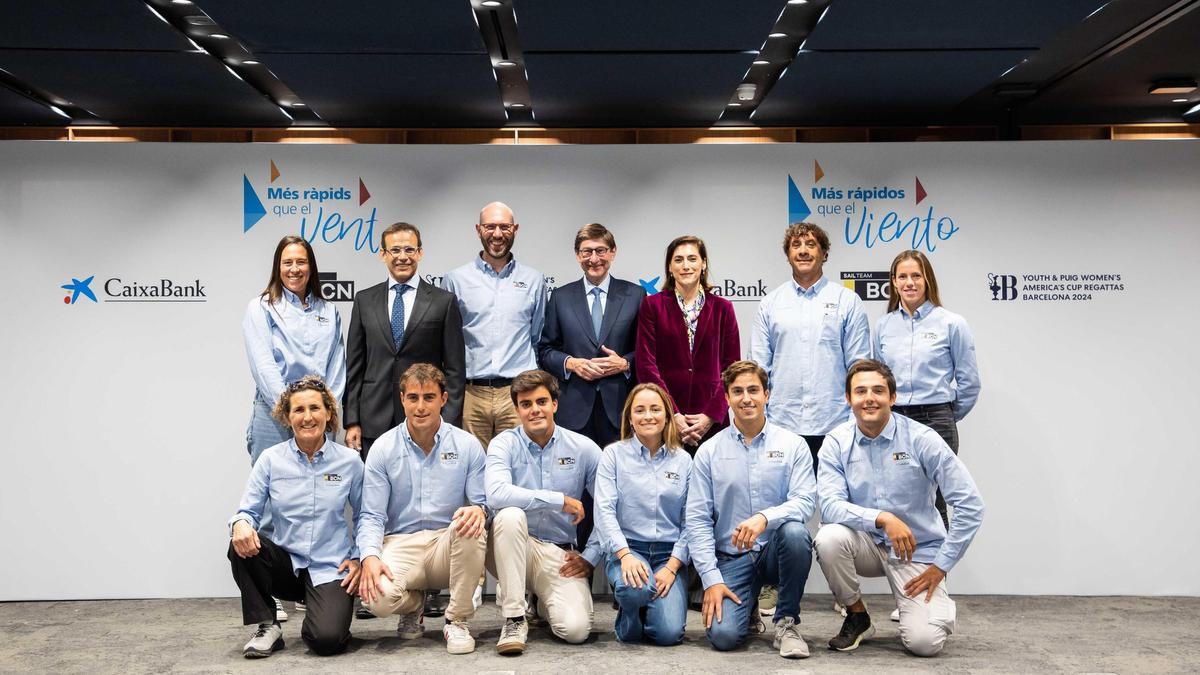 José Ignacio Goirigolzarri, presidente de CaixaBank; Jaume Masana, director de negocio de CaixaBank; y Maria Luisa Martínez, directora de comunicación y relaciones institucionales, junto al equipo del Sail Team BCN.