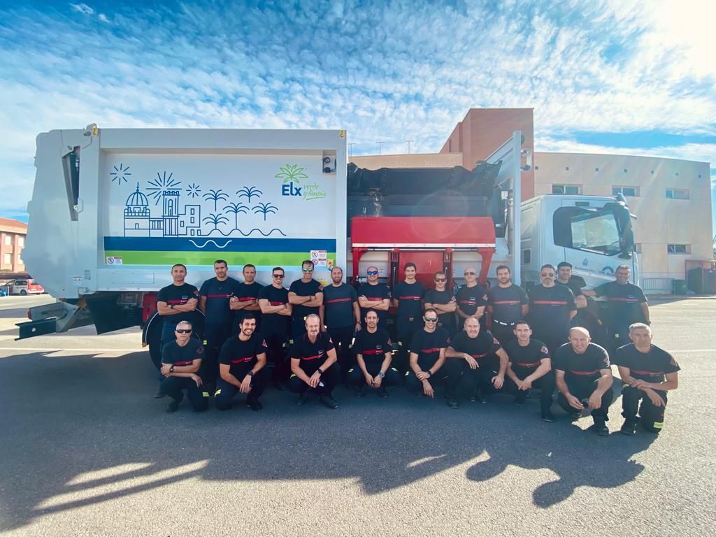 Bomberos del curso con un camión de basura de Elche propulsado por gas.