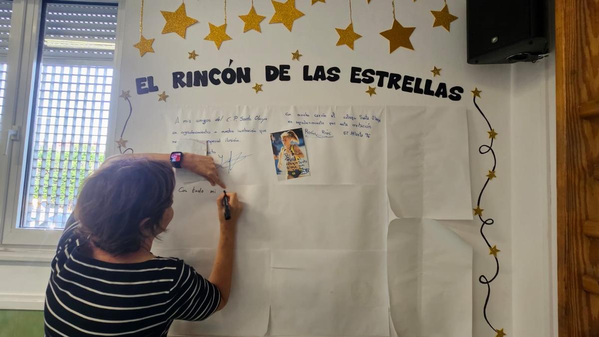 Carmen Moriyón firma en "El rincón de las estrellas" del colegio Santa Olaya.