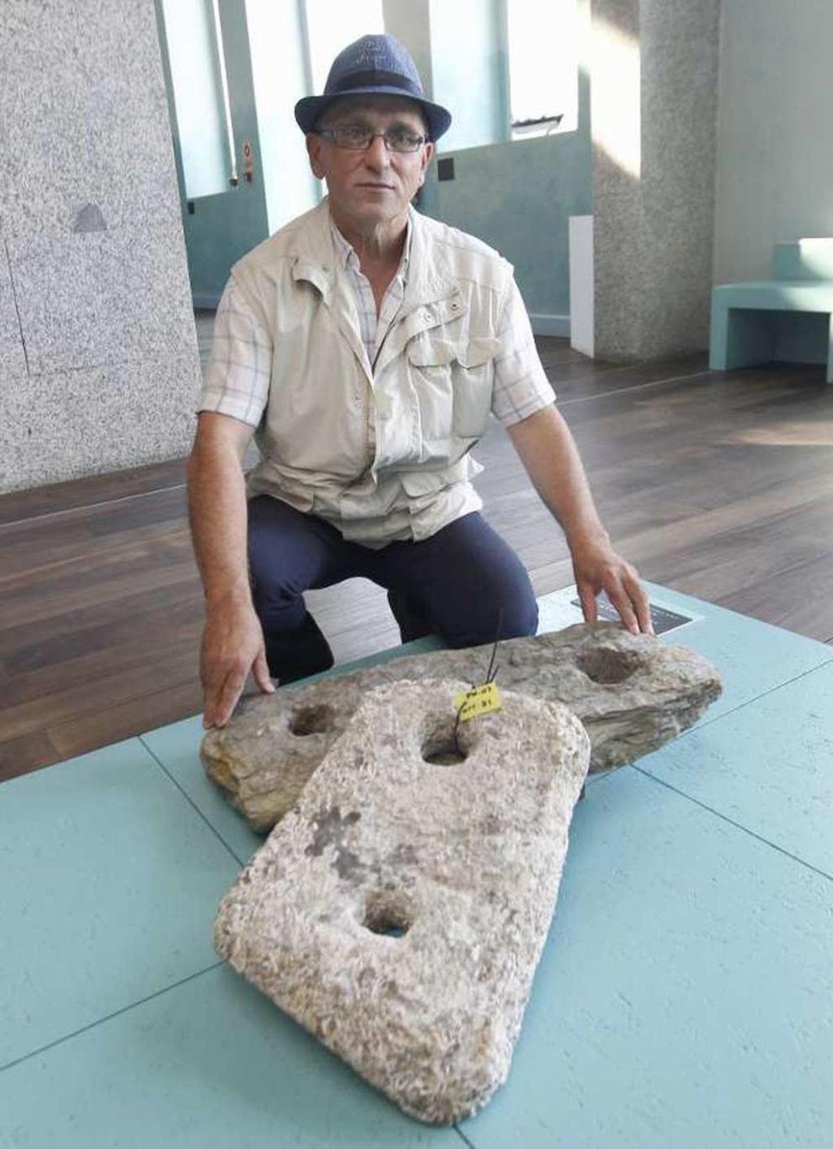 Patiño, ayer, junto a dos anclas líticas. // R. Grobas