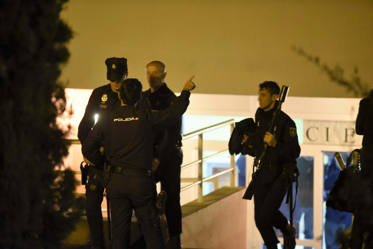 Policías nacionales toman el CIE de Sangonera durante el motín que se produjo en 2016.