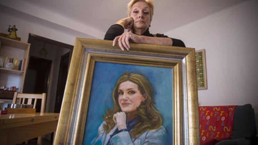 Eva Monfort posa en su casa con el retrato de la reina, que llevará a Madrid en los próximos días.