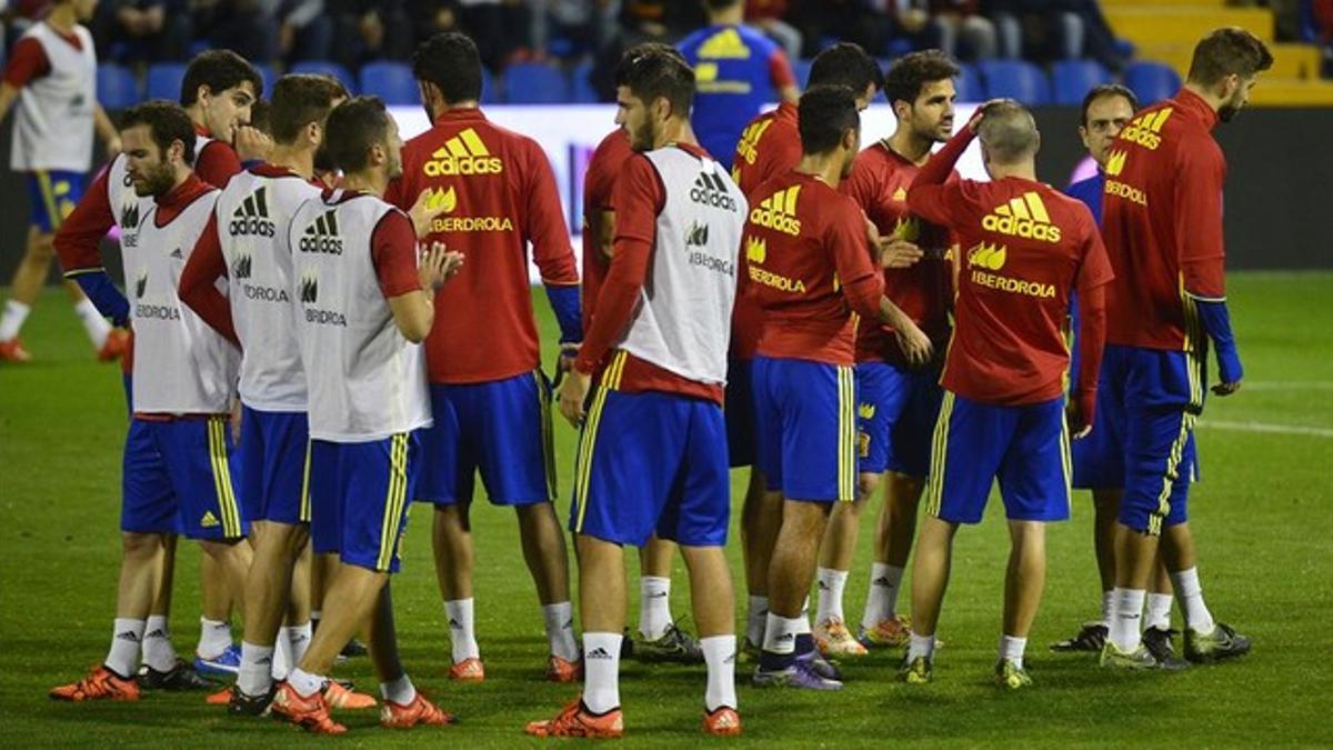 rpaniaguaspain s players gather on the pitch during a train151115185659