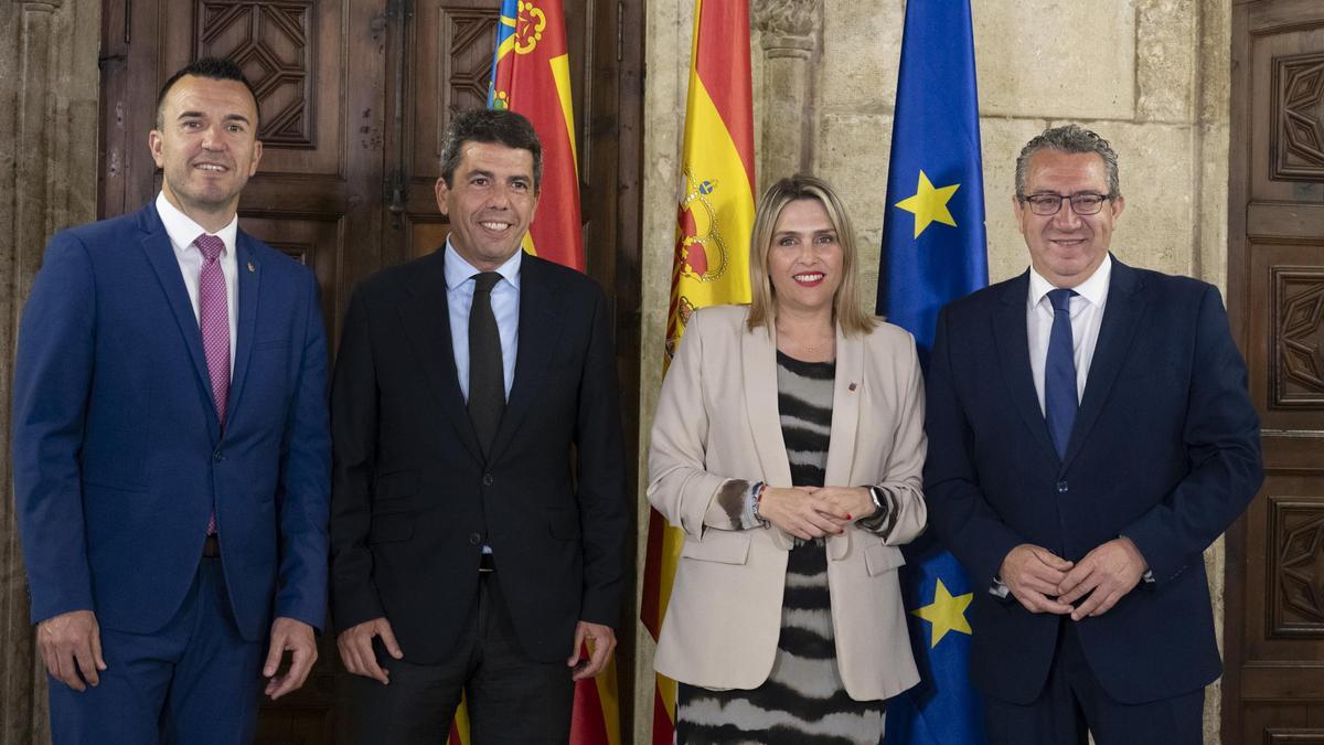 Barrachina junto a Mazón durante la firma del convenio en el Palau de la Generalitat.