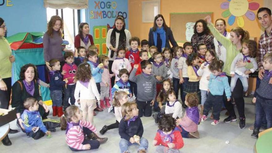 La alcaldesa, en el centro, con otras ediles, en la visita a la Ludoteca, ayer. // Santos Álvarez