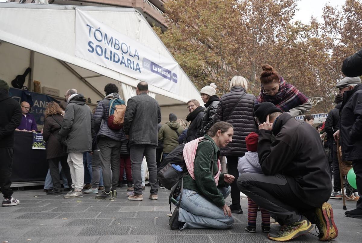 Ambient davant la caseta de la tómbola solidària