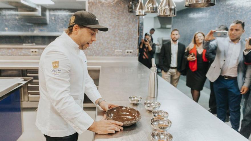 El chef Diego Schattenhofer, reciente nueva estrella Michelin, en unas jornadas gastronómicas en Arona.