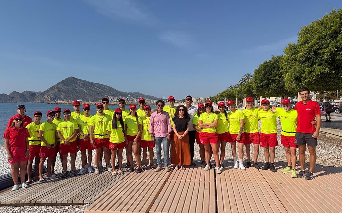 Grupo de socorristas que vigilarán las playas de Altea este verano. En el centro, la concejala de Playas Aurora Serrat