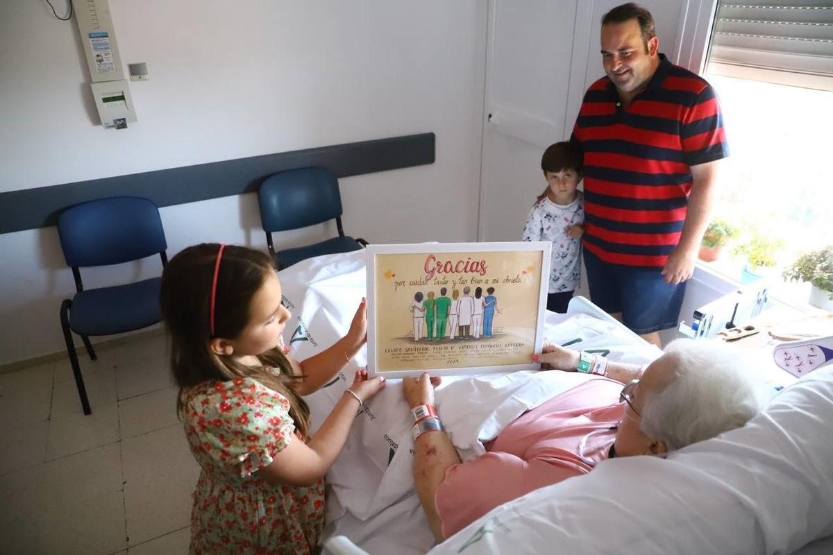 Blanca, nieta de la paciente, ha querido agradecer el trato que recibe su abuela en el hospital Reina Sofía, con un dibujo.