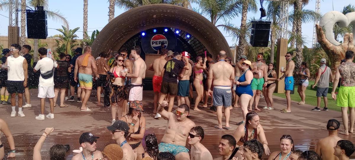 El Medusa Festival abre sus puertas y llena su beach club con la primera sesión de electrónica encabezada por Andrés Campo El Medusa Festival abre sus puertas y llena su beach club con la primera sesión de electrónica encabezada por Andrés Campo