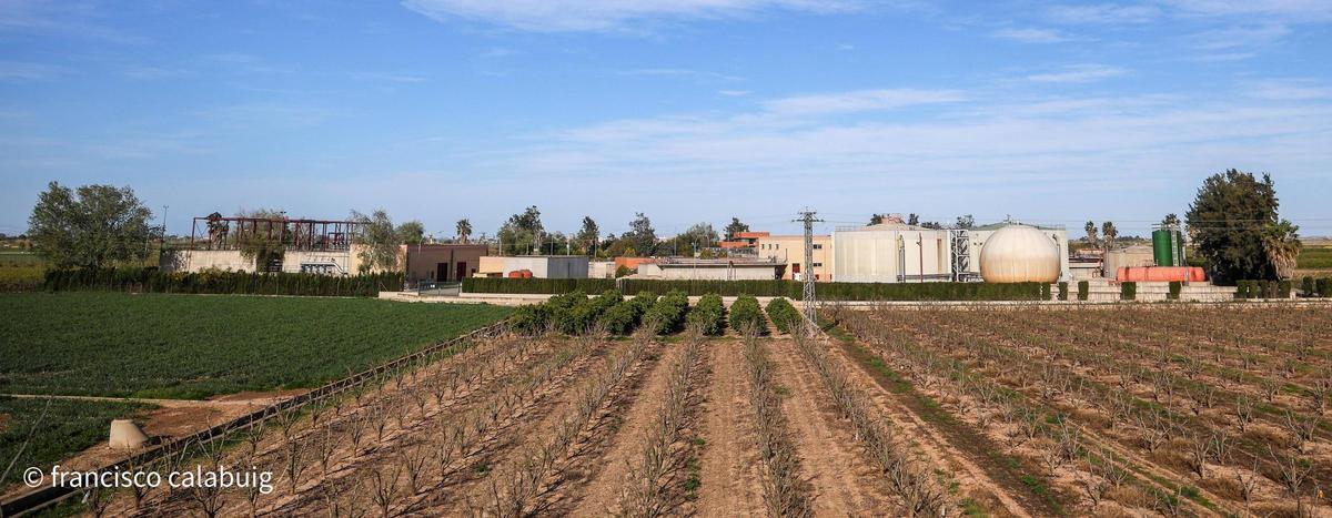 Panorámica de la estación depuradora Albufera Sur, en el término municipal de Almussafes.