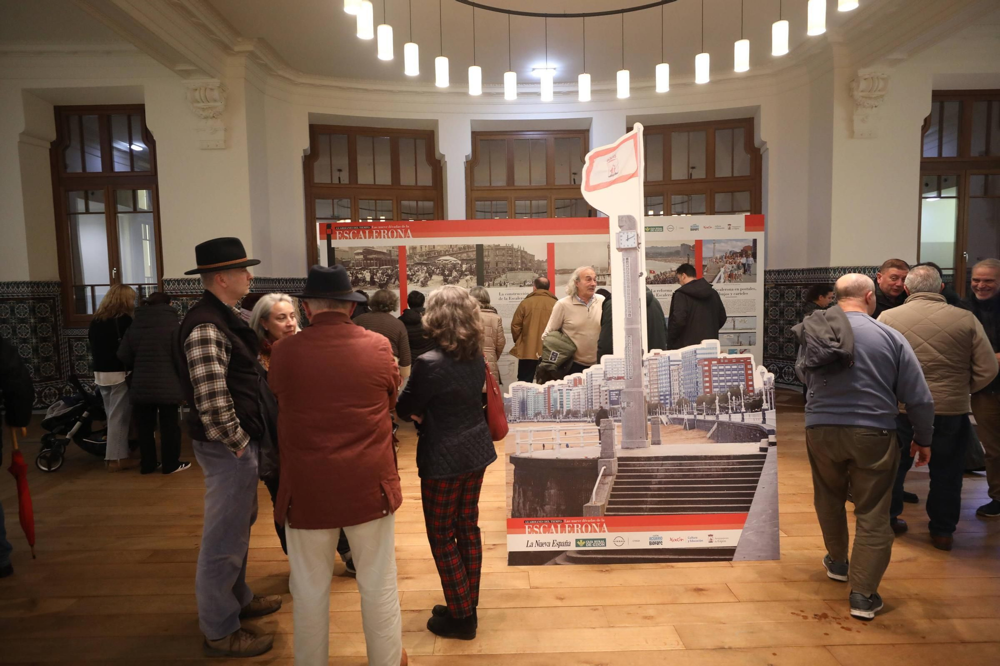 Visitantes en la exposición "Guardianes del tiempo" organizada por LA NUEVA ESPAÑA