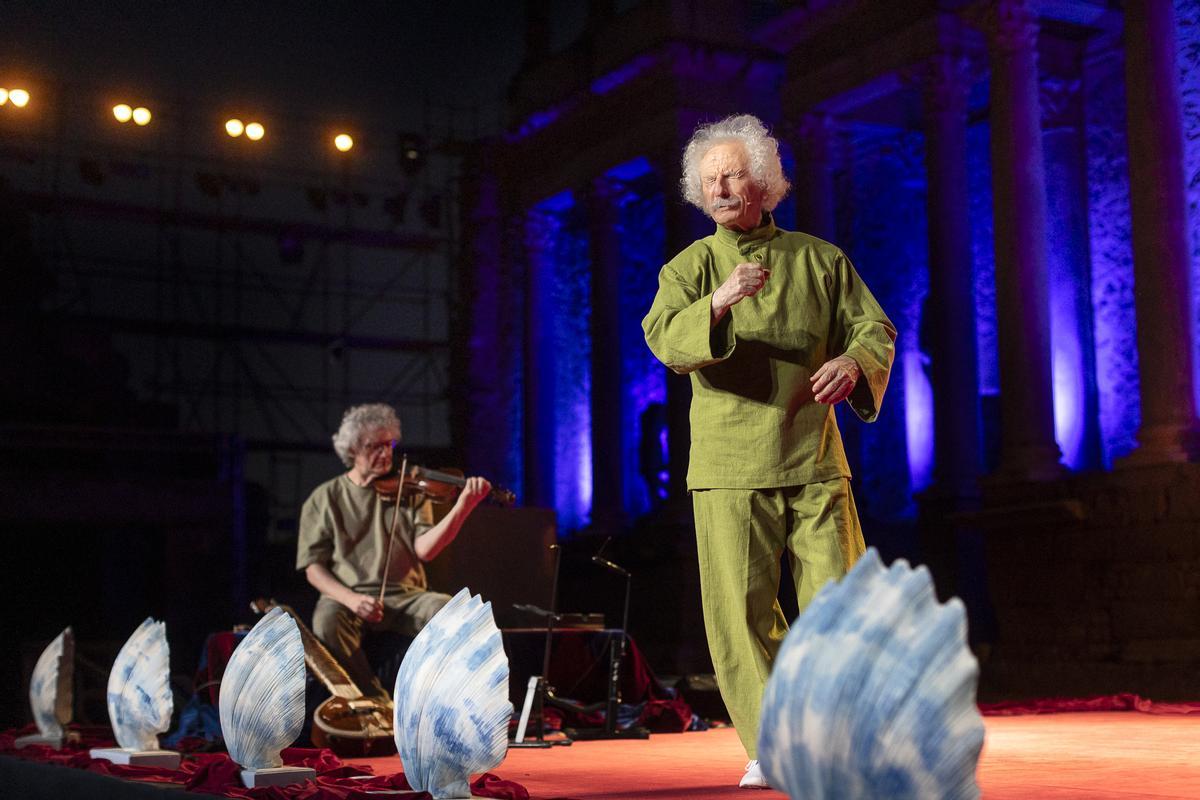 El Brujo, acompañado en el escenario por el músico Javier Alejano.