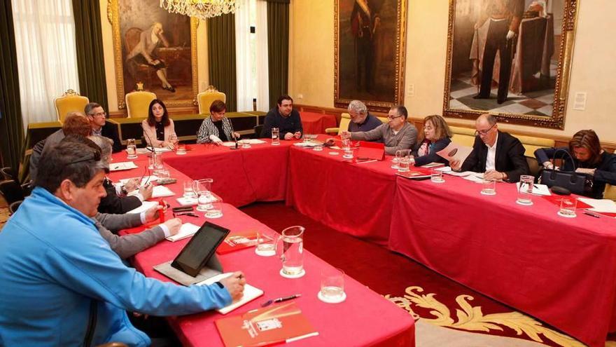 Carmen Moriyón, en la presidencia de una de las últimas reuniones del pacto de concertación social &quot;Gijón crece&quot;.