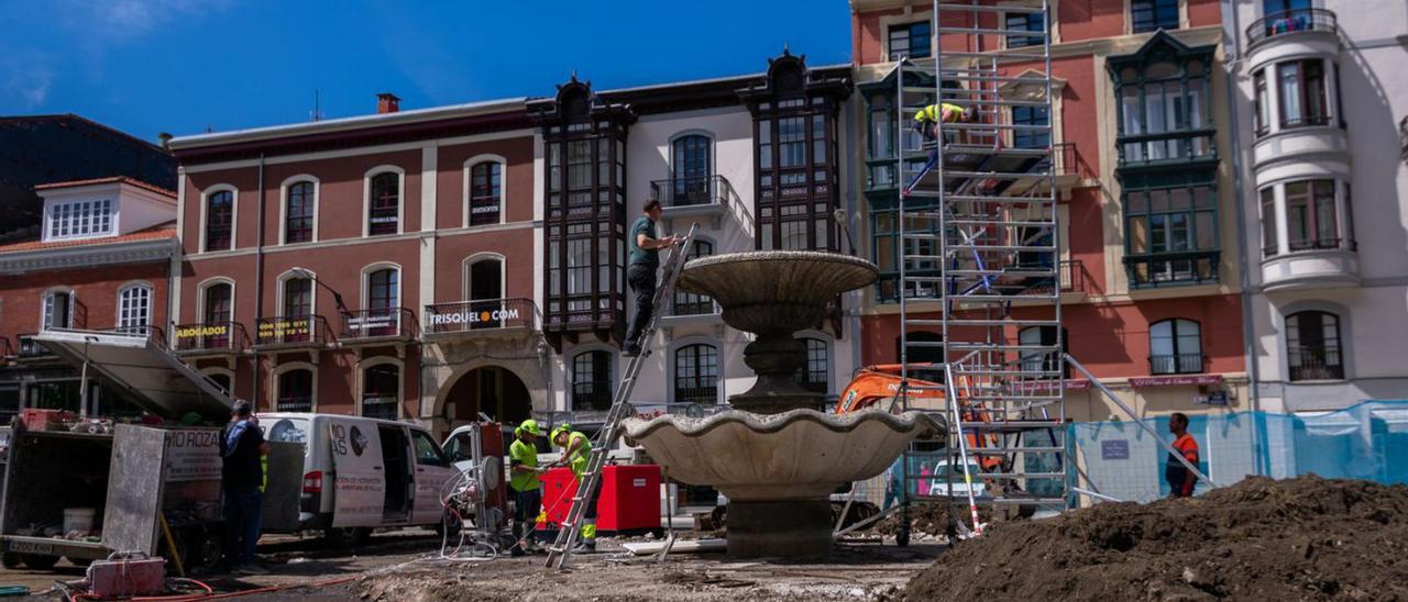 La fuente de la plaza de Pedro Menéndez, sin el pináculo. | Inés Escandón