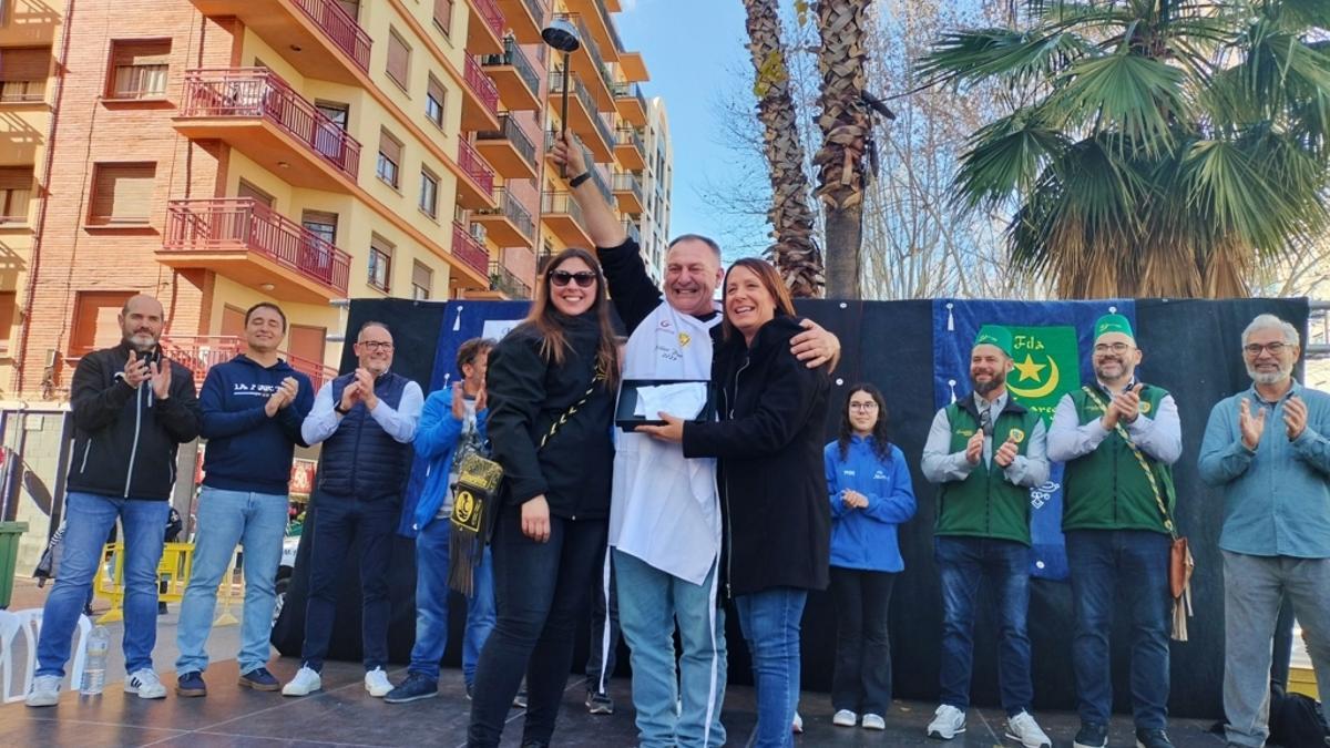 La filà Almoràvits recibiendo el galardón.