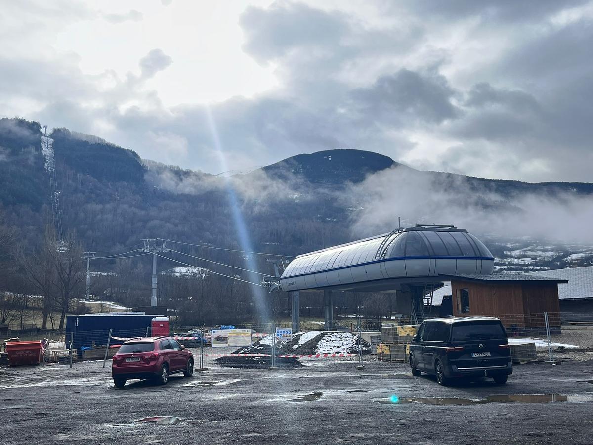 Obras de la telecabina de Cerler, el pasado mes de enero.