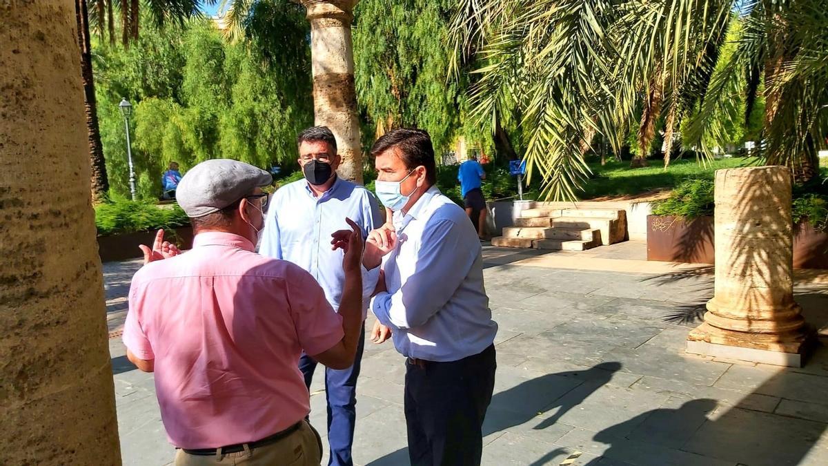 Fernando Giner (Cs) visita el entorno del Jardín del Hospital