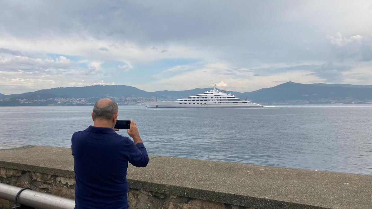 El megayate “Azzam” "posó" para su enésima foto, esta vez emprendiendo travesía, desde el Puerto de Vigo.