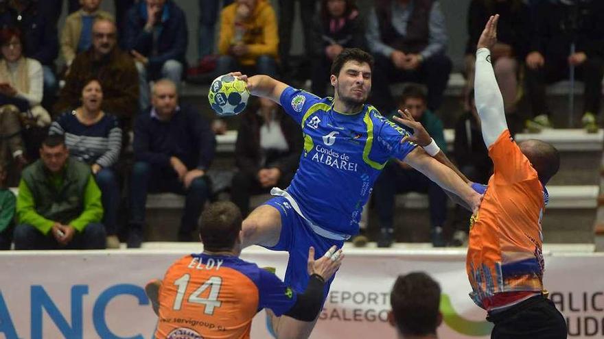 Borja Méndez dispara a portería durante el partido de ayer ante Benidorm. // G. Santos