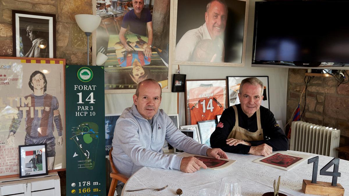 Los hermanos Joan i Robert Font, en el 'Cruyff corner' del restaurante L'Estanyol, en Golf Montanyà
