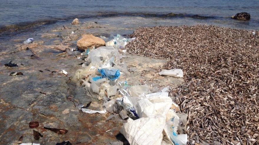 Müllansammlung am Strand von S&#039;Estanyol an der Südküste von Mallorca.