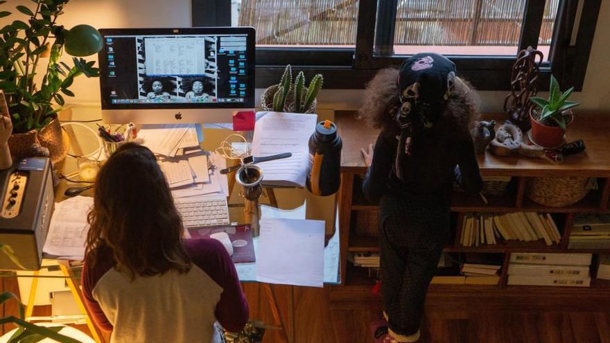 Una mujer realiza teletrabajo en su casa.