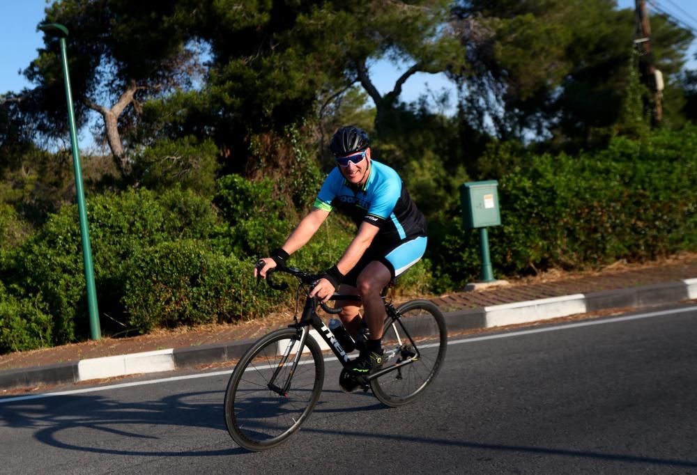 Ciclistas rodando por la carretera de El Saler