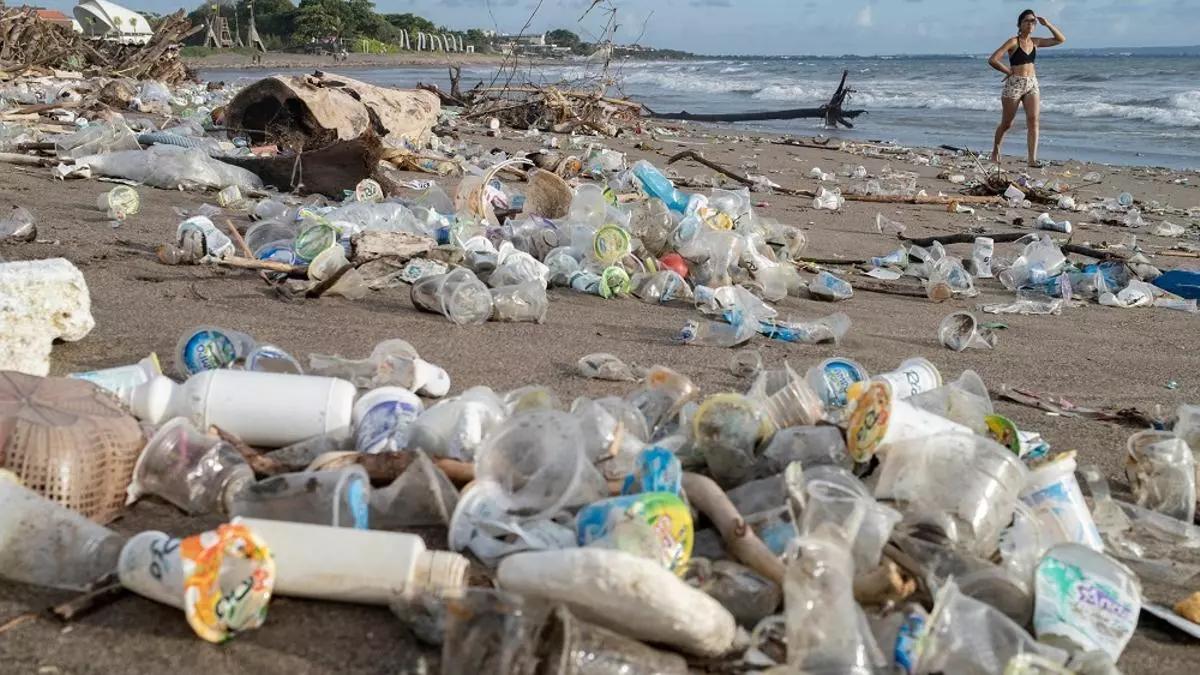 Contaminación plástica en una playa.