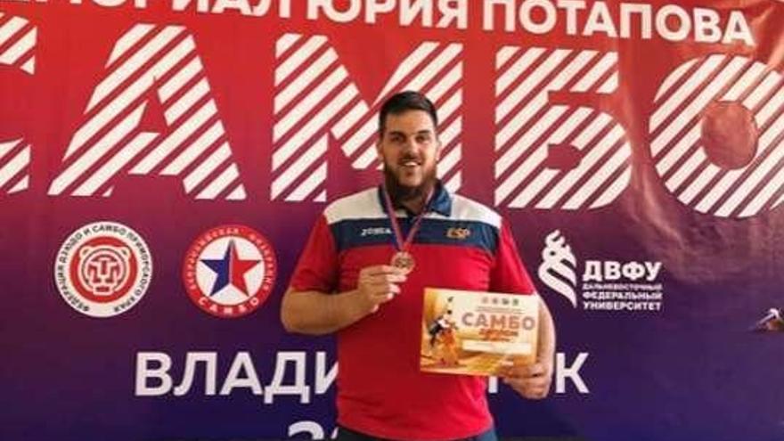 David Fernández, con la medalla lograda en el Memorial Potapov.