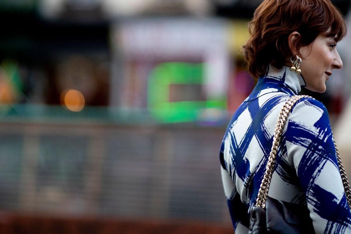 Pendientes que combinan plata y oro, vistos en el 'street style' de Nueva York