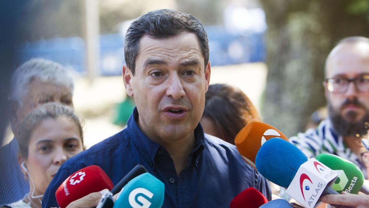 Moreno atendiendo ayer a la prensa en Galicia. | SALVADOR SAS / EFE