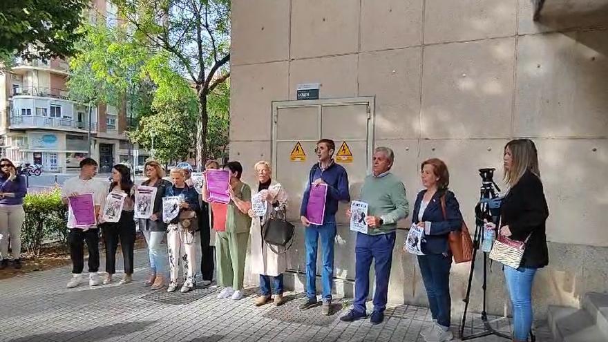 Vídeo | Los vecinos de Monesterio, frente a la Audiencia de Badajoz: &quot;Justicia para Manuela&quot;