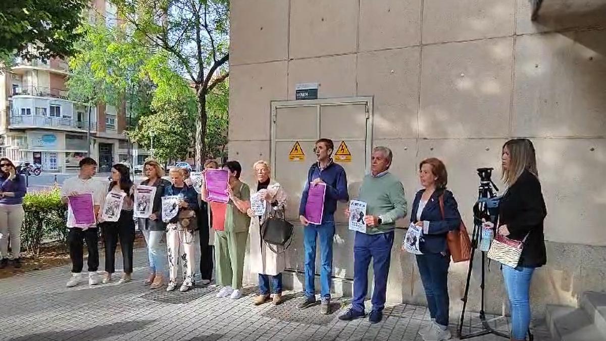 Los vecinos de Monesterio, frente a la Audiencia de Badajoz: "Justicia para Manuela"