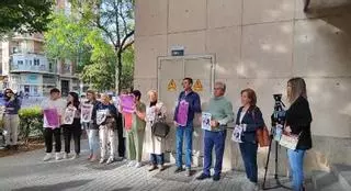 Vídeo | Los vecinos de Monesterio, frente a la Audiencia de Badajoz: "Justicia para Manuela"