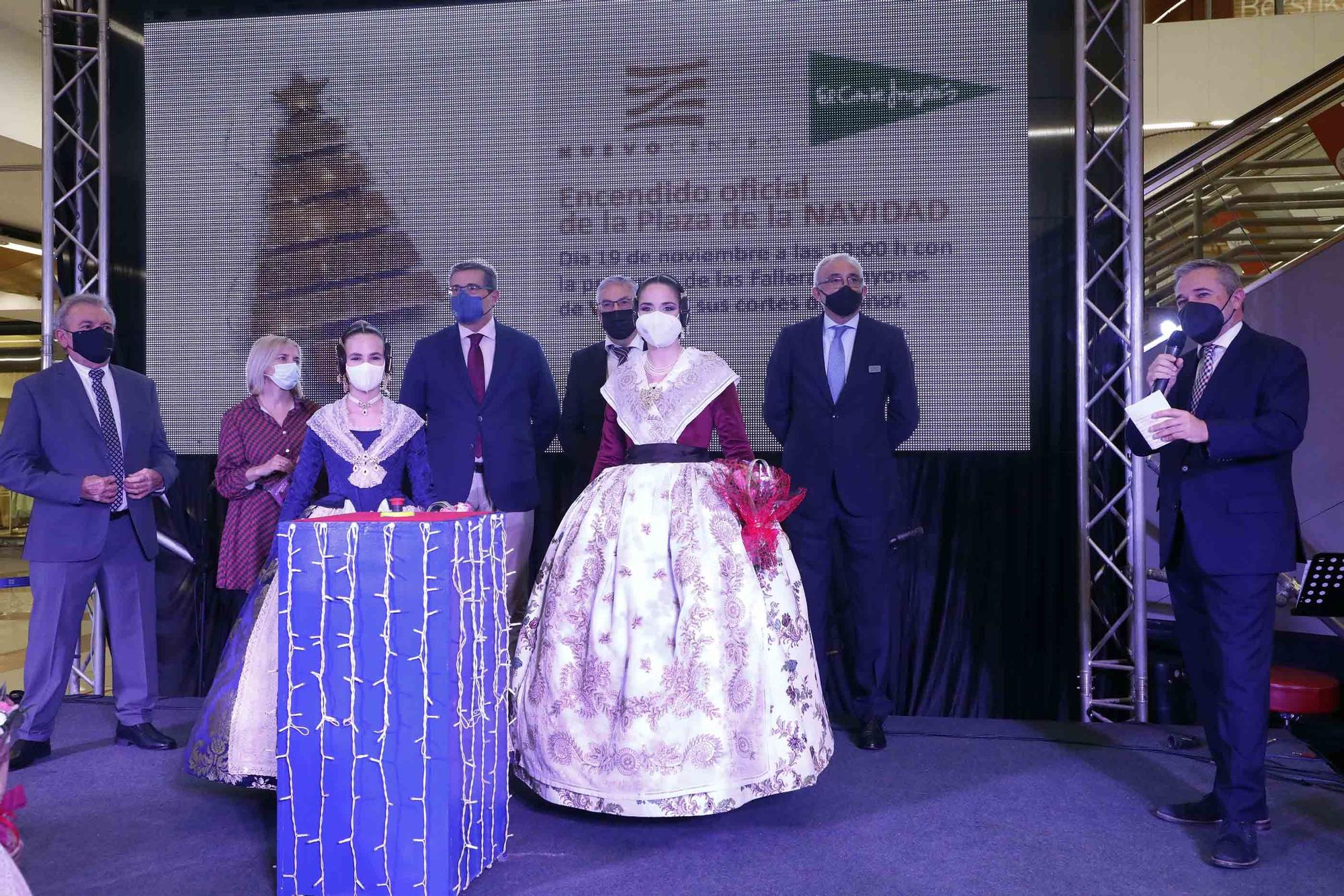 Las Falleras Mayores encienden las luces de navidad de Nuevo Centro