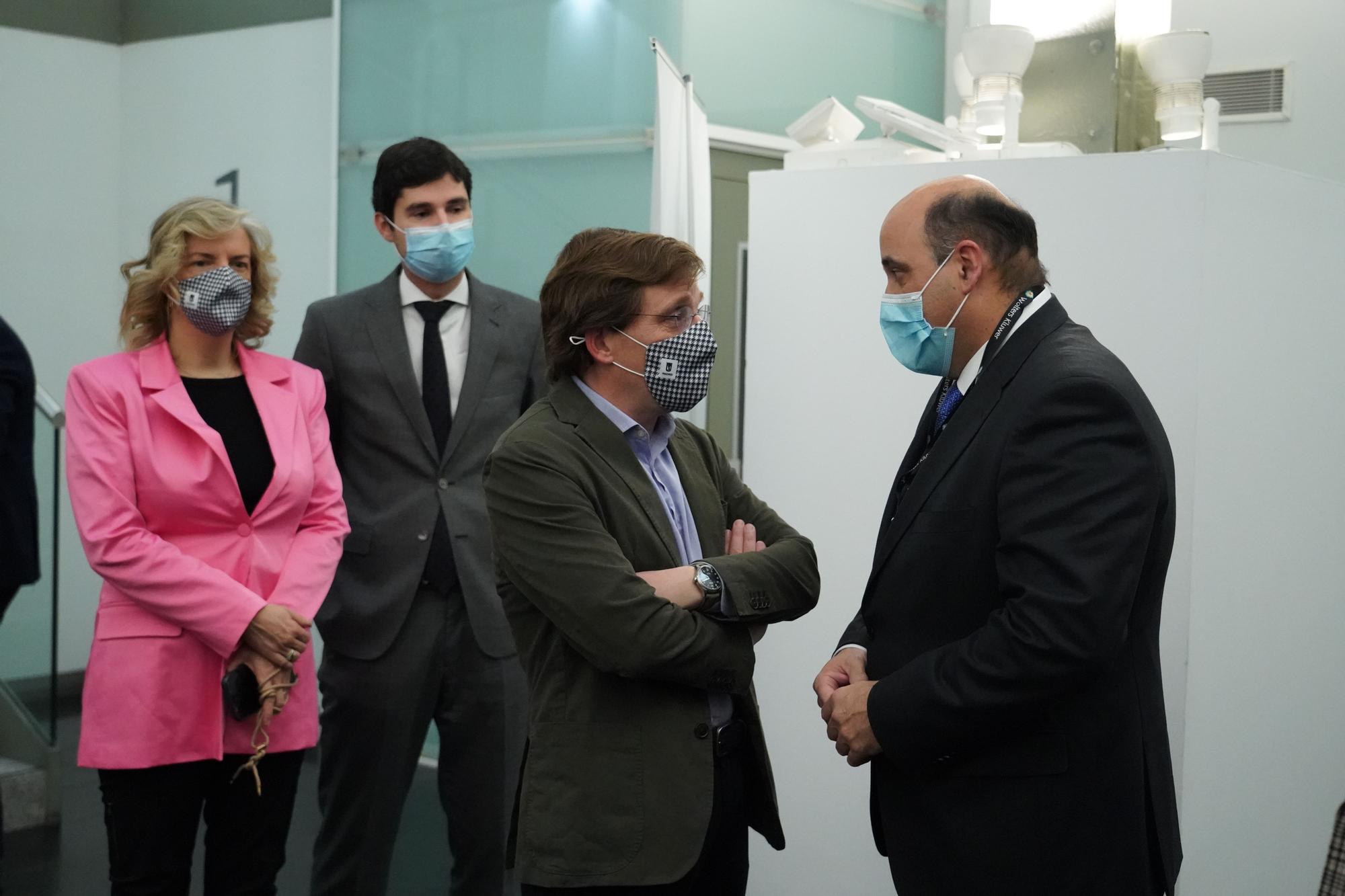 La coordinadora de Alcaldía, Matilde García Duarte, acompaña al alcalde de Madrid, José Luis Martínez-Almeida, durante un acto institucional.