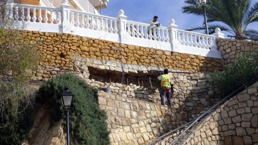 El Ayuntamiento repara el muro de las escaleras de la Plaza de la Senyoria dañado por las lluvias