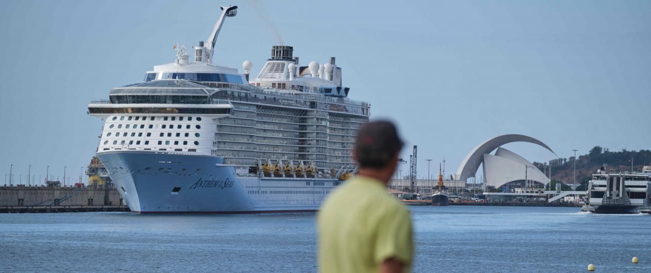 Atraque del crucero Anthem of the Seas en el Puerto de Santa Cruz